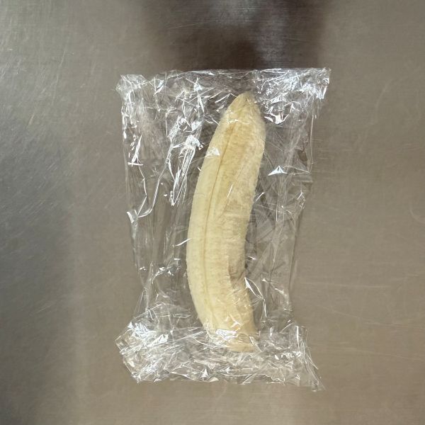 バナナをラップで包んだ様子