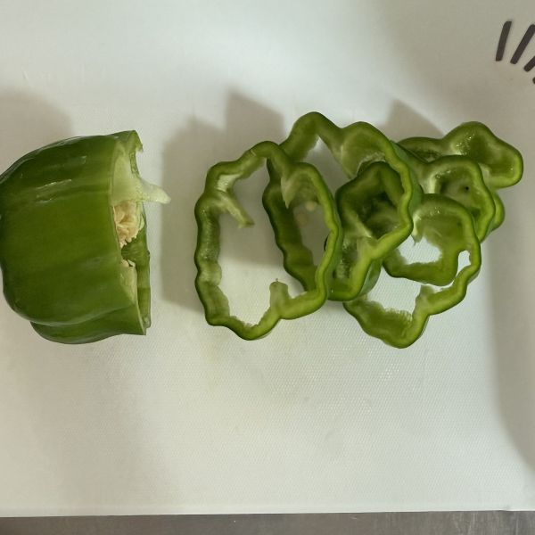 ピーマンのおしりのほうから輪切りに切った様子