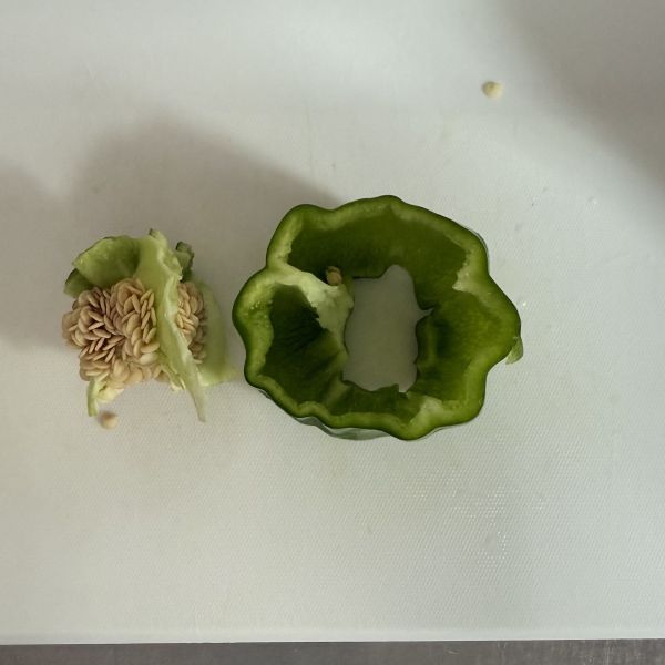 ピーマンのヘタと種がきれいに取れた様子