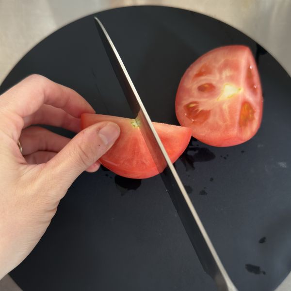 トマトを切り分ける様子