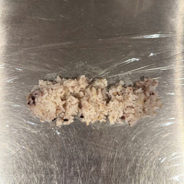 ラップの上にご飯を長方形の形になるように置いた様子
