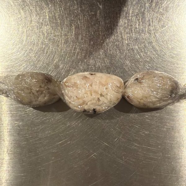 ラップをねじって３等ぶんにご飯を分けた様子