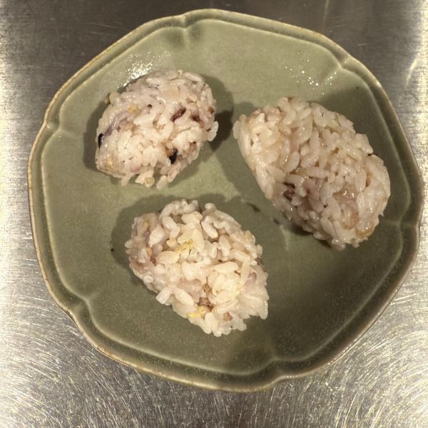 小さめのおにぎり３個を皿にのせた様子