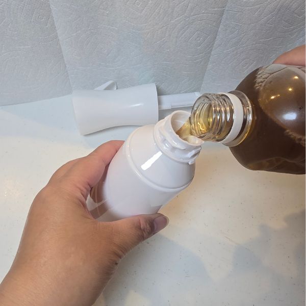 麦茶をスプレーボトルに入れる様子