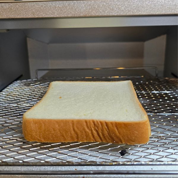 食パンをトースターに入れた様子