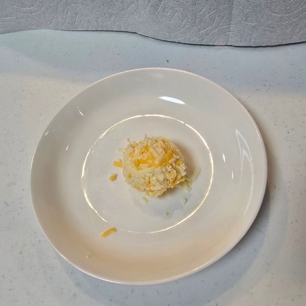 冷凍して塊になったピザ用チーズの写真