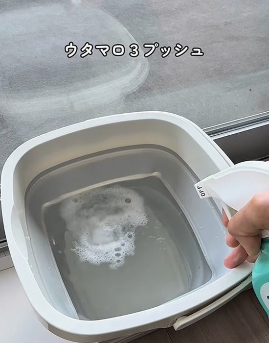 バケツに入った水にウタマロクリーナーをプッシュする様子