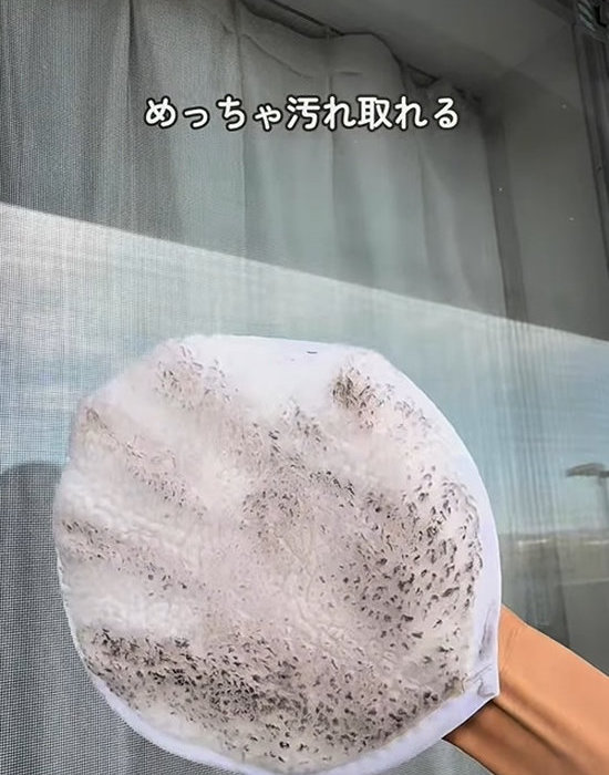 汚れたミトンを手にしている様子