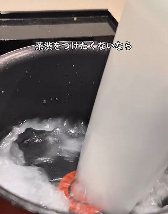 鍋にお米のとぎ汁を入れる様子
