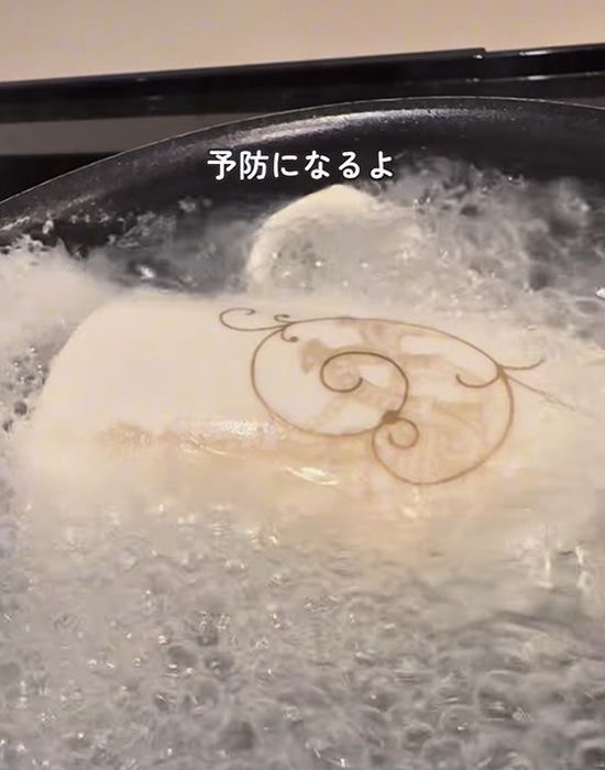 マグカップを煮沸する様子