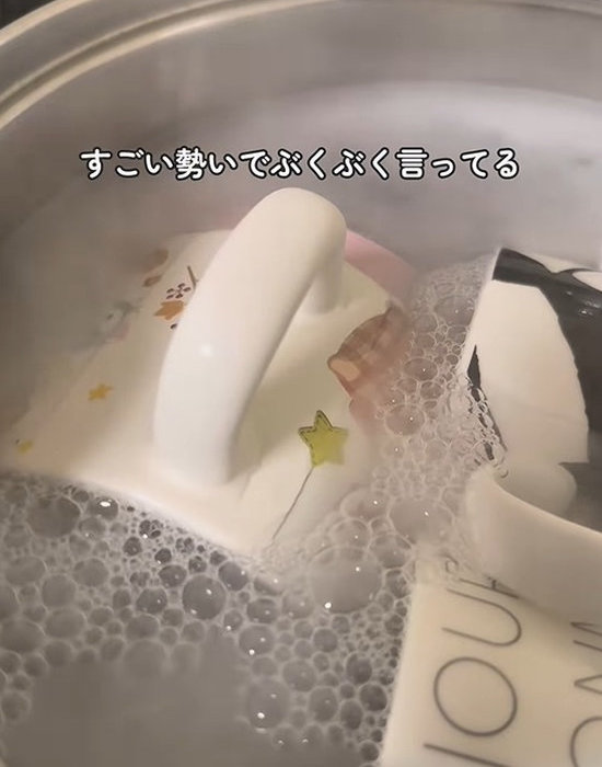 マグカップを煮沸する様子