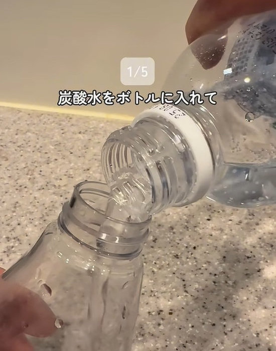 炭酸水をスプレーボトルに入れる