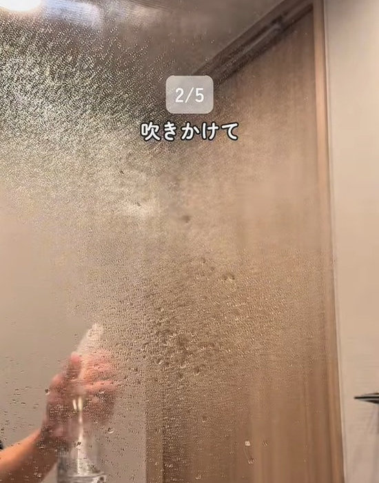 鏡に炭酸水を吹きかける