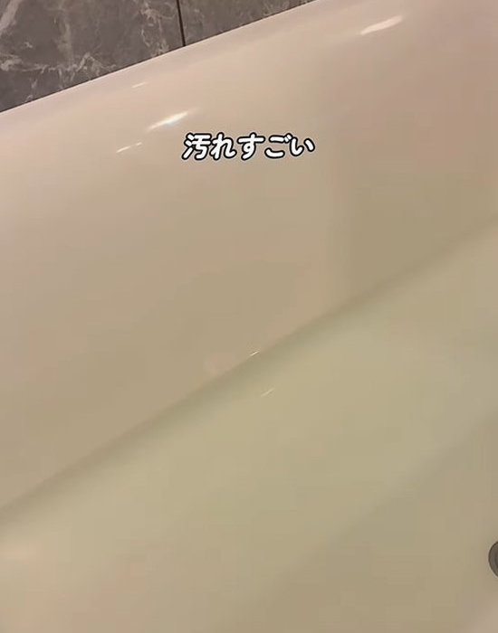 汚れた浴槽のお湯