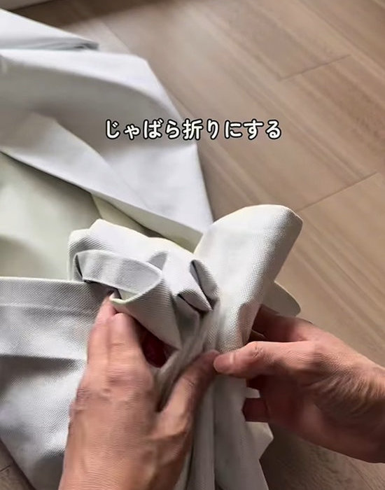 じゃばら折りにする
