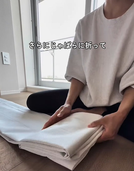 下部に向かってもじゃばら折りにする