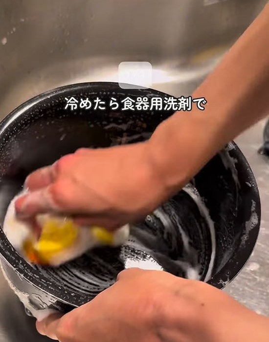 内釜をスポンジで洗う様子