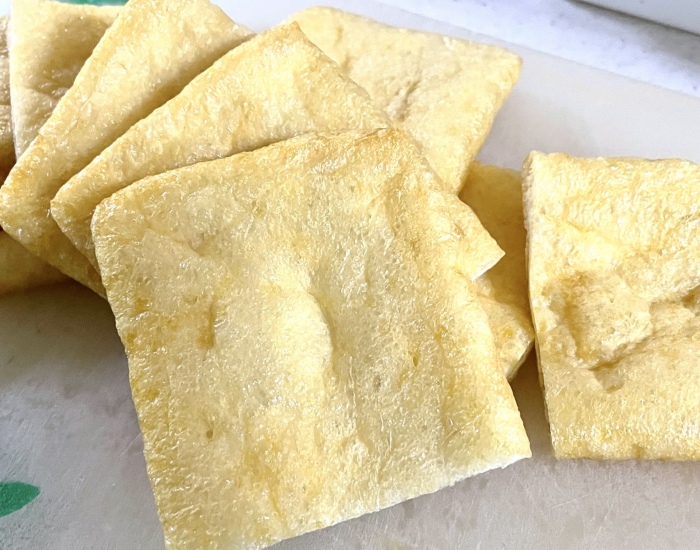 カットされた油揚げ