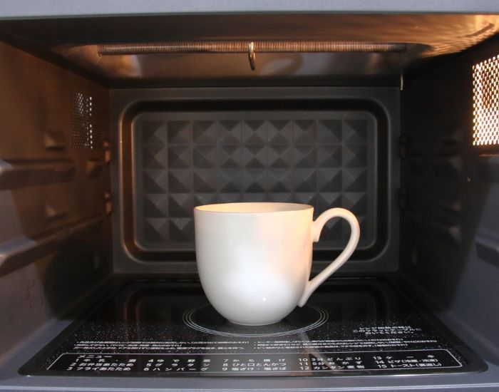 電子レンジにマグカップを入れた様子