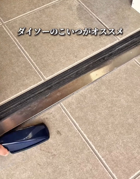 玄関掃除をしている様子