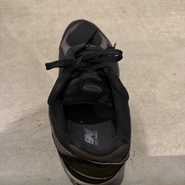ほどけにくい靴ひもの結び方をしたスニーカーの写真