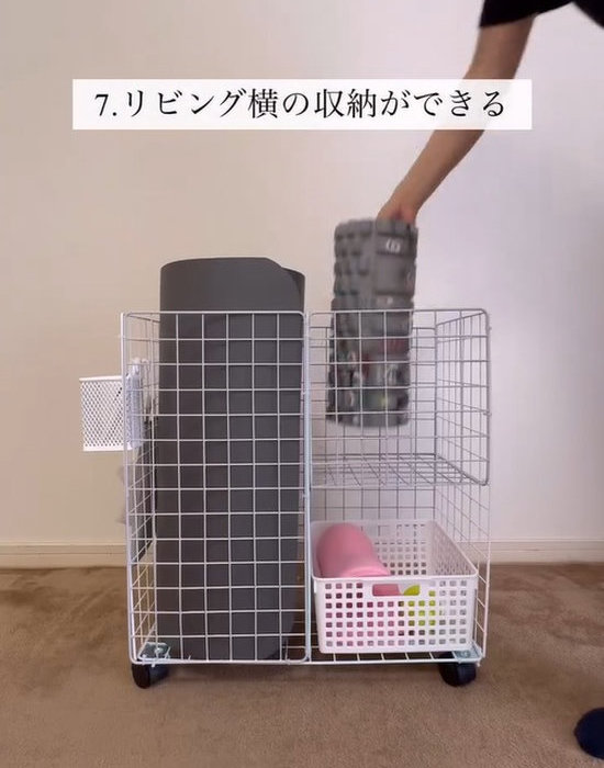 ワイヤーネットのワゴンにものを入れる様子