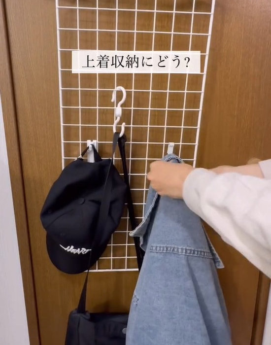 ワイヤーネットのフックに服をかける様子