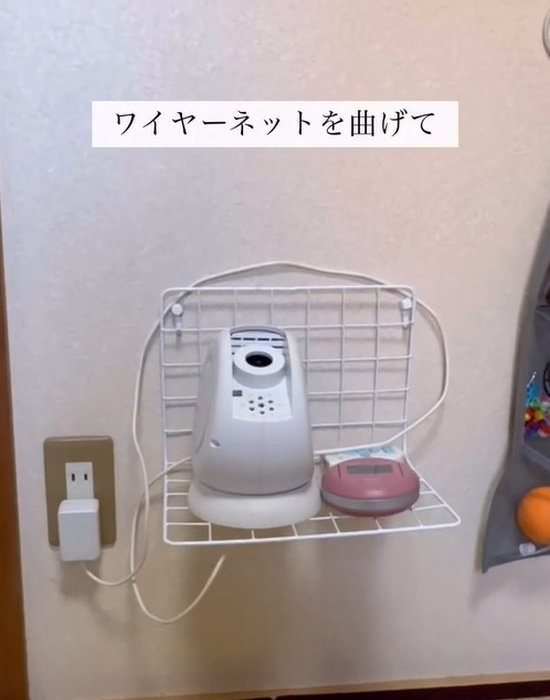 小物が置いてある曲げたワイヤーネット