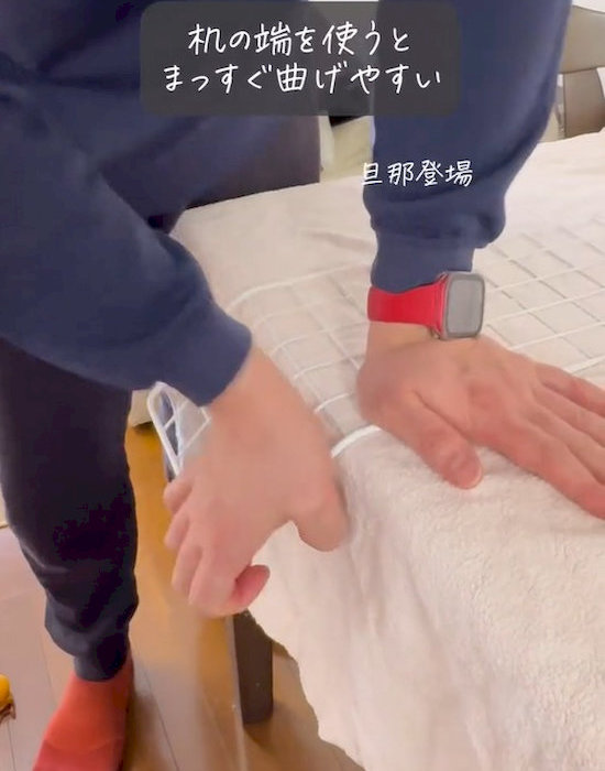 折り曲げる