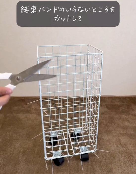 結束バンドの余った部分をハサミで切る