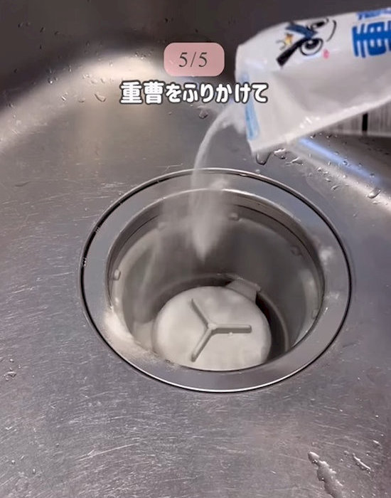排水口に重曹を振りかける様子