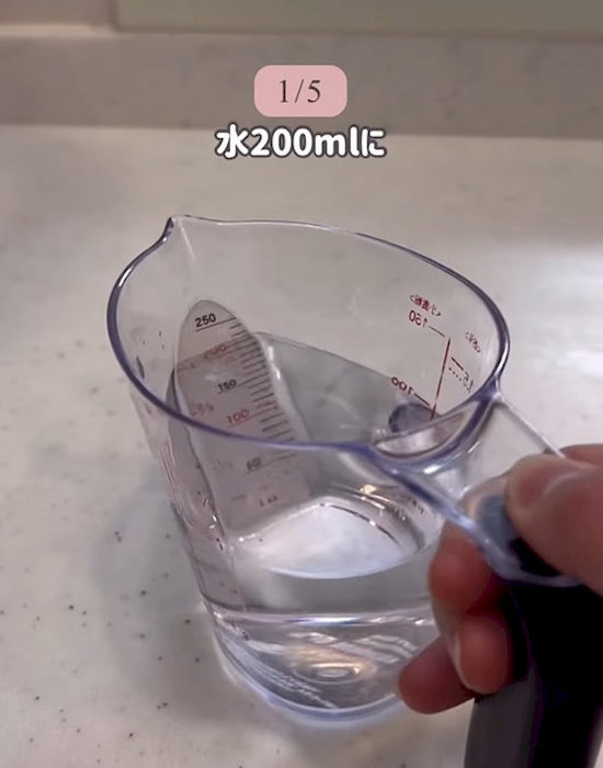 水の入った計量カップ