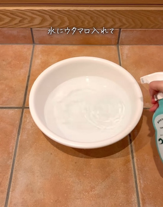 バケツに入った水にウタマロクリーナーをプッシュする様子