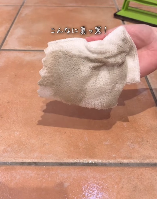 黒く汚れたクロス