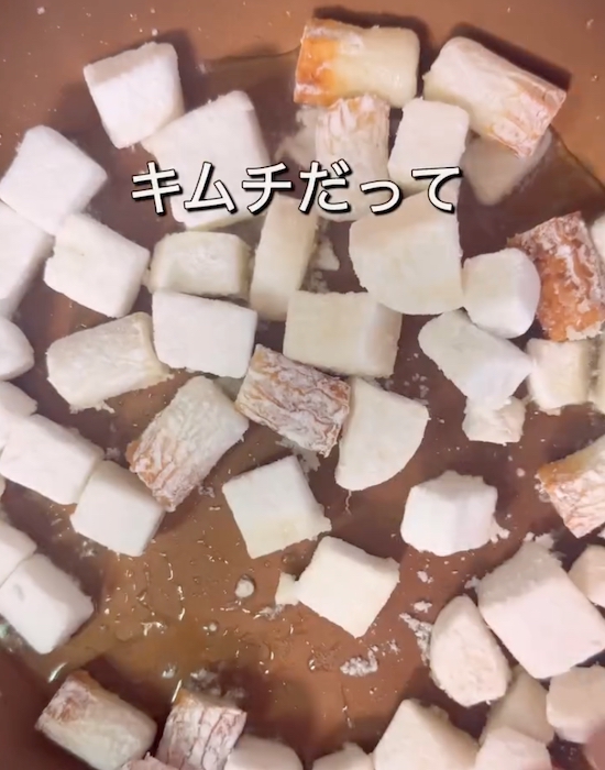 フライパンではんぺん、ちくわ、長芋を焼く様子