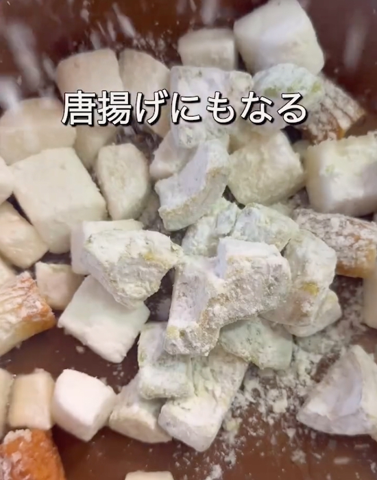 はんぺんと長芋とちくわの入ったフライパンにアボカドを加えて焼く様子