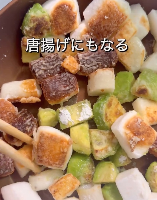 炒めた具材を皿に移す様子