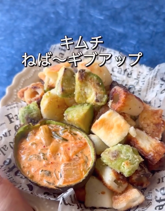 器に盛り付けたから揚げとキムチタレ