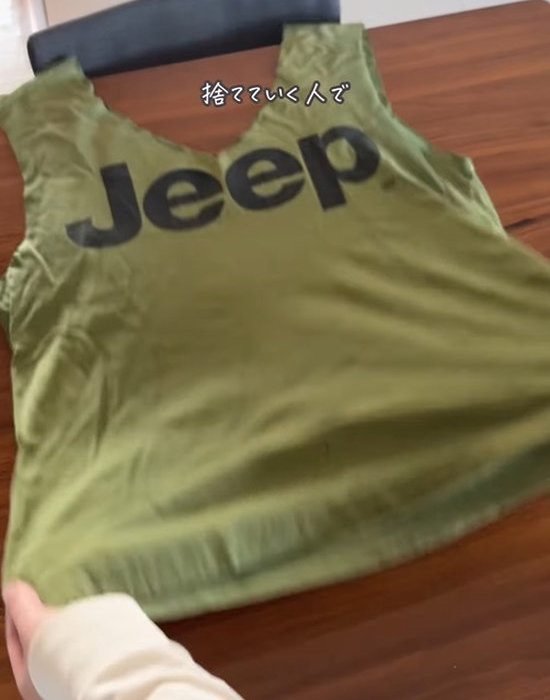 Tシャツを広げている様子