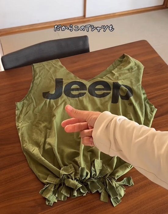 裾をすべて結んだTシャツ