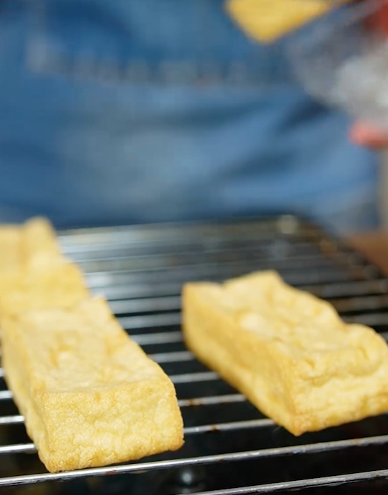 厚揚げをグリルで焼く様子