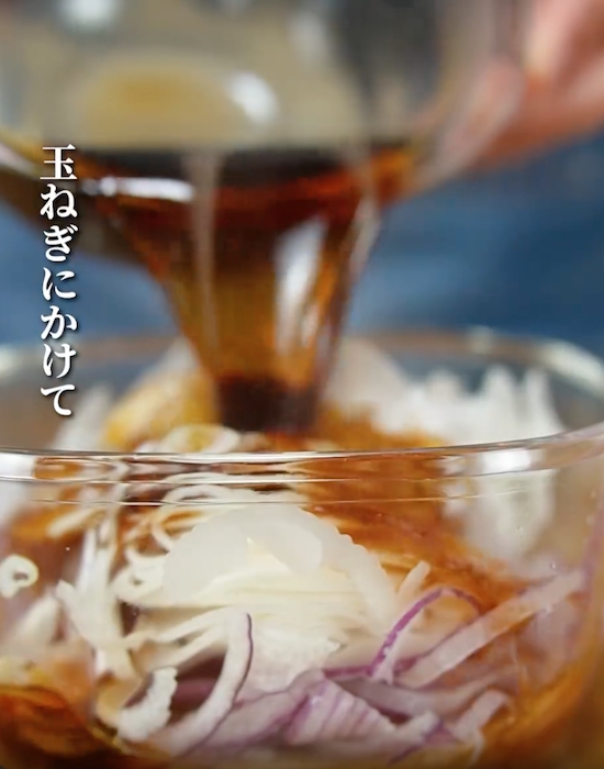 タマネギにタレをかける様子