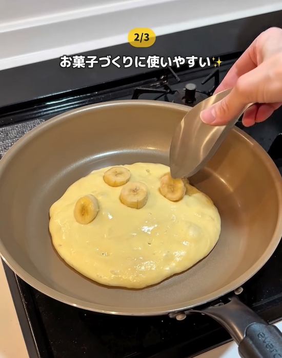 バナナを使って調理をしている様子