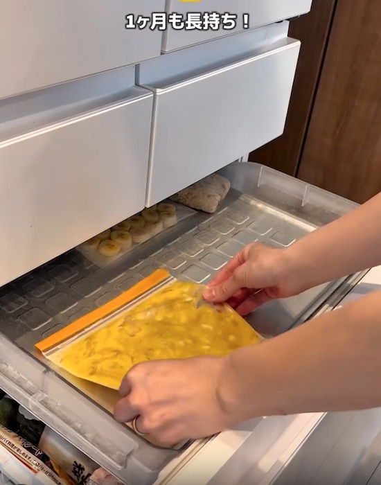 バナナを冷凍庫に入れている様子