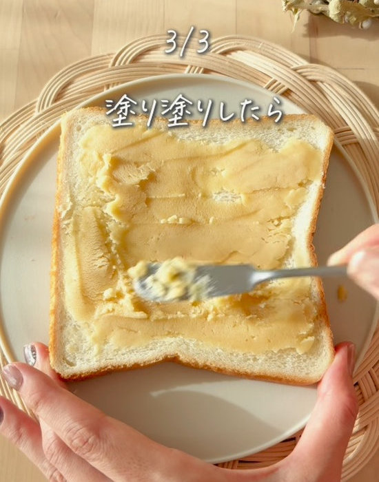 生地を食パンに塗っている様子