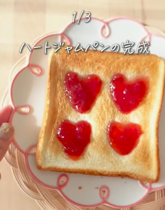 ハート型のジャムがのったトースト