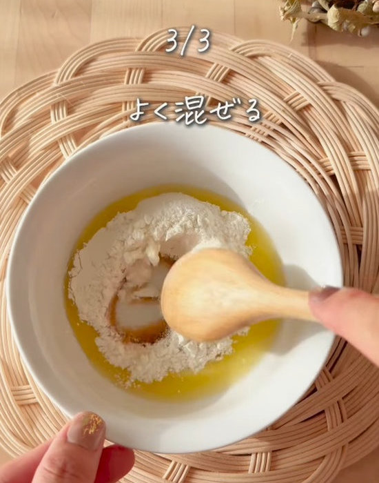 バターと砂糖と小麦粉を混ぜている様子