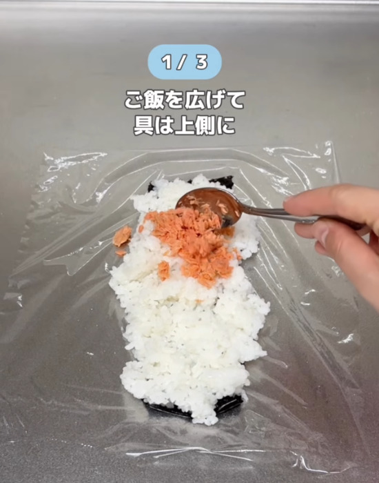 海苔にご飯と具をのせる