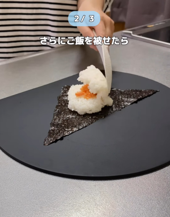 三角にカットした海苔にご飯と具をのせる
