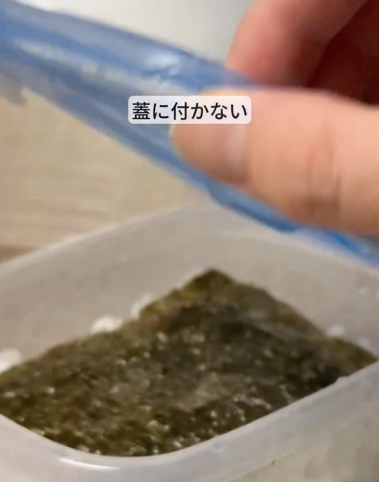 お弁当箱を開けている様子